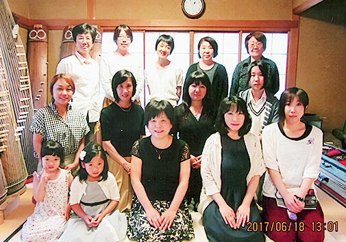 第21回 明彩会 発表会　皆でまず、集合写真を撮りました。