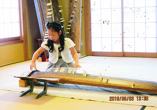 第22回 明彩会 発表会　かわいい「ひばり」の曲です。歌も上手にできました。