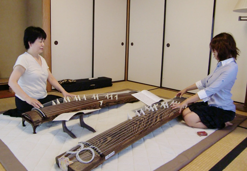 お稽古の様子　初めての方でも、基本からお教えいたします。